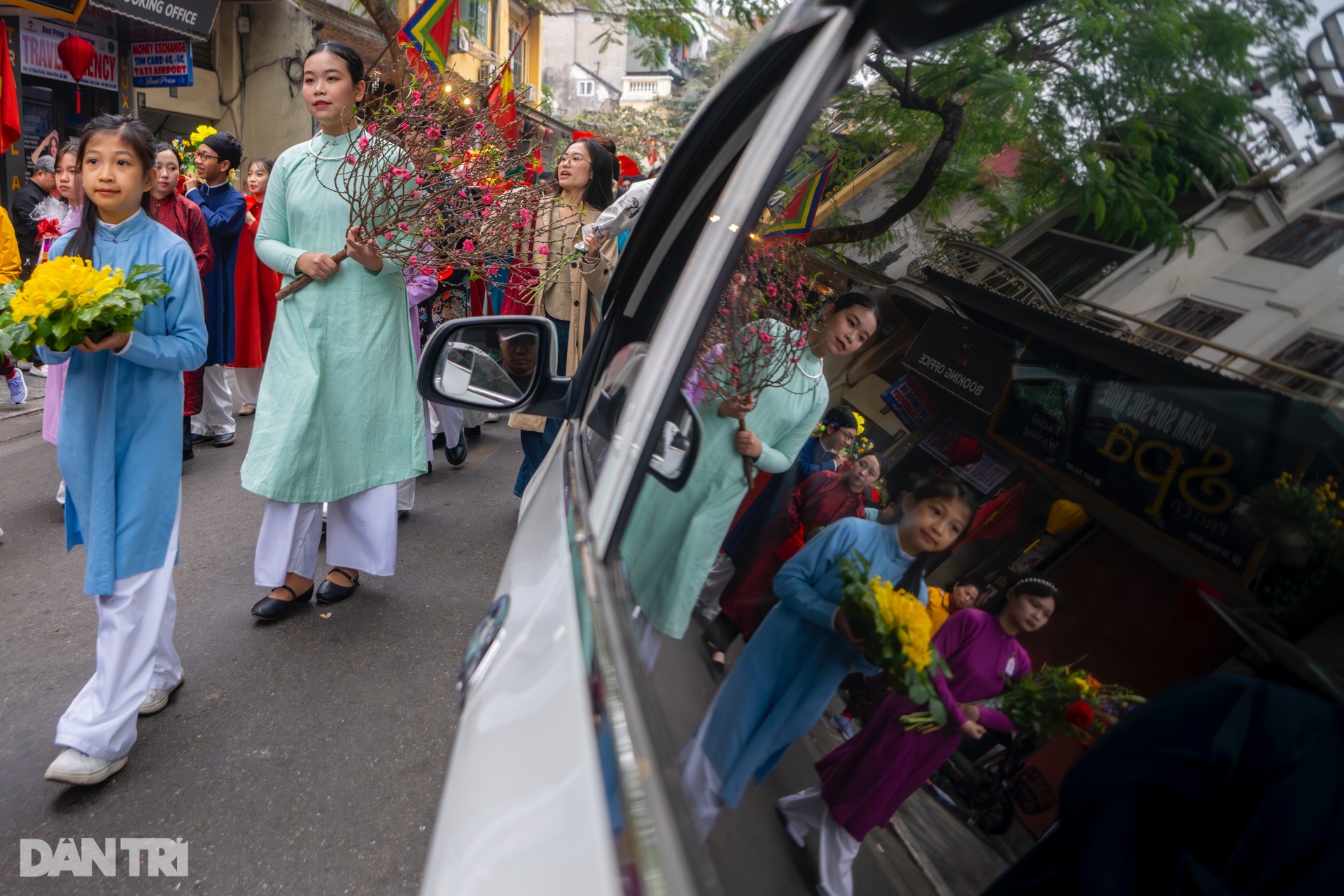 Hơn 400 người mặc cổ phục diễu hành trên phố Hà Nội mừng Tết Ất Tỵ 2025 - 9 Hơn 400 người mặc cổ phục diễu hành trên phố Hà Nội mừng Tết Ất Tỵ 2025 - 9