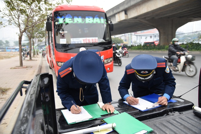 TTGT Hà Nội ra quân đợt cao điểm bảo đảm trật tự, an toàn giao thông Tết Nguyên Đán 2021 - Ảnh 3. TTGT Hà Nội ra quân đợt cao điểm bảo đảm trật tự, an toàn giao thông Tết Nguyên Đán 2021 - Ảnh 3.