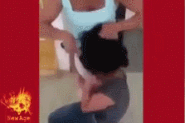 Mẹ cạo tóc con gái vì trêu chọc bệnh nhân ung thư bị trọc đầu