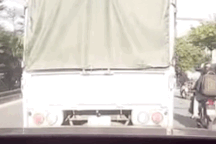 Tạt đầu ô tô, thanh niên đi xe máy tự chuốc họa