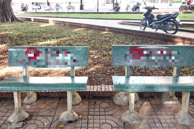 2 thanh niên bịt mặt sơn quảng cáo cá cược lên 99 ghế đá tại Vũng Tàu