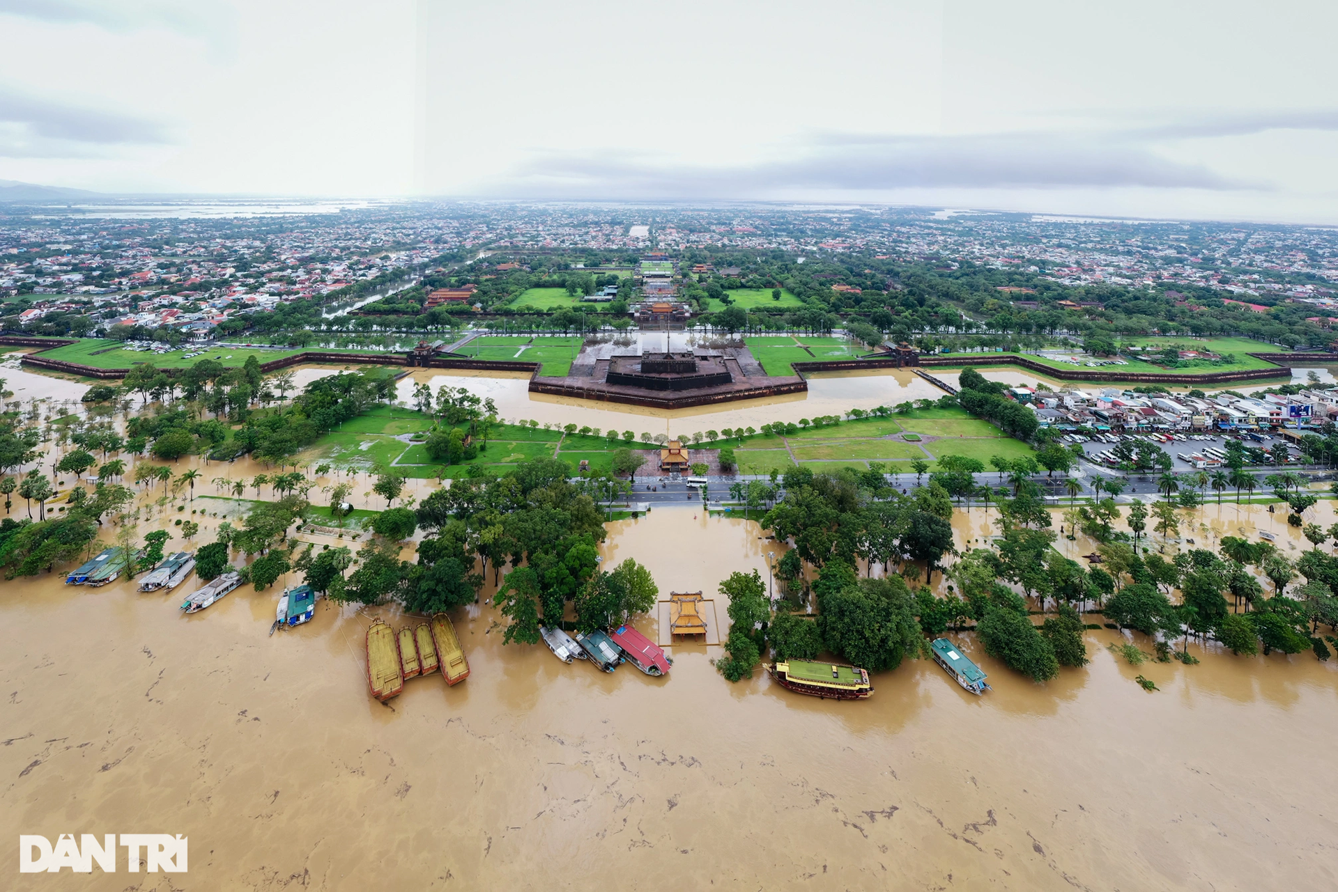 Kinh thành Huế ngập trong biển nước lũ dâng cao - 3 Kinh thành Huế ngập trong biển nước lũ dâng cao - 3