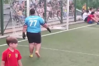 Chàng thủ môn mập ú gây kinh ngạc với phản xạ cực nhanh