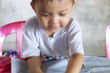 Hơn 3 tuổi đã đọc thông thạo sách báo