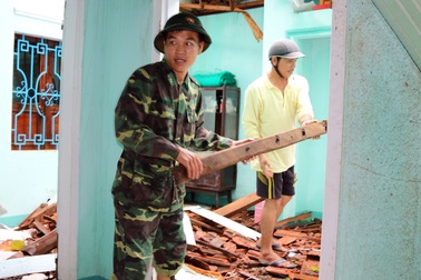 Phú Yên: Bộ đội giúp dân sửa chữa nhà cửa…ổn định cuộc sống sau bão số 5