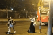 Người khiếm thị bán chổi bị tài xế xe buýt liên tục làm lơ