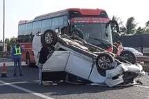 Xe khách hất ô tô 7 chỗ lật ngửa, chắn ngang cao tốc