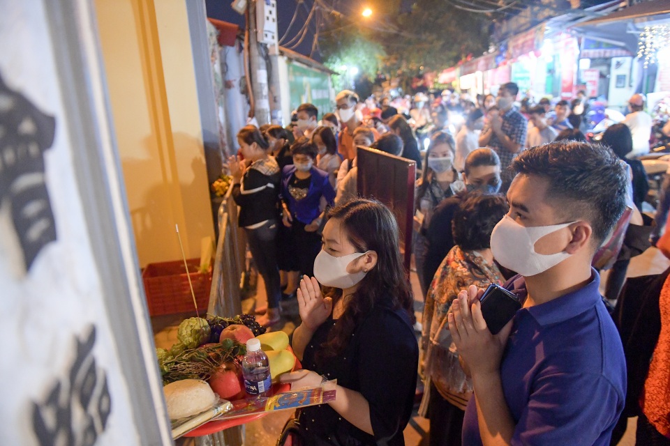 Phủ Tây Hồ đóng cửa, hàng trăm người dân vẫn chen nhau đi lễ - 10 Phủ Tây Hồ đóng cửa, hàng trăm người dân vẫn chen nhau đi lễ - 10