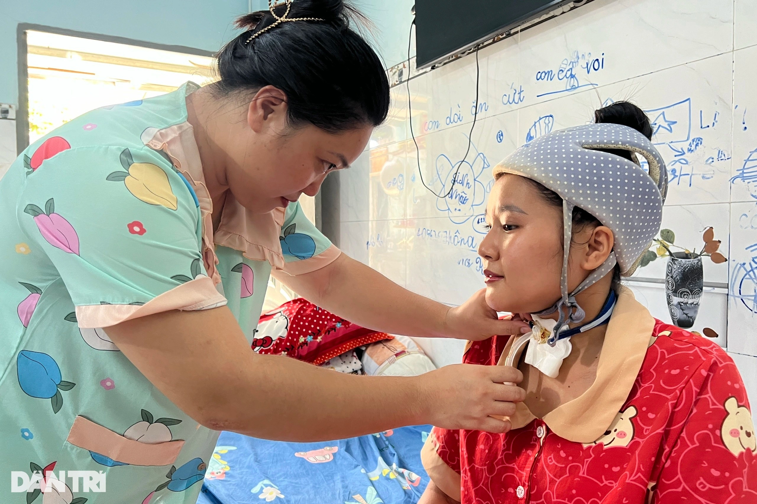 Cô gái bị xe tông ngồi một chỗ, gần 2 năm tài xế vẫn chưa bị xét xử - 1 Cô gái bị xe tông ngồi một chỗ, gần 2 năm tài xế vẫn chưa bị xét xử - 1