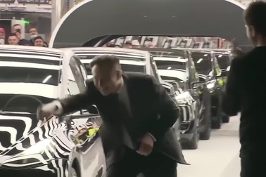 Elon Musk "khoe" vũ đạo tại sự kiện khai trương nhà máy Tesla ở Đức