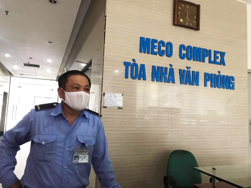 Nhân chứng kể lại vụ giám đốc và nhân viên rơi xuống sảnh chung cư - 2 Nhân chứng kể lại vụ giám đốc và nhân viên rơi xuống sảnh chung cư - 2