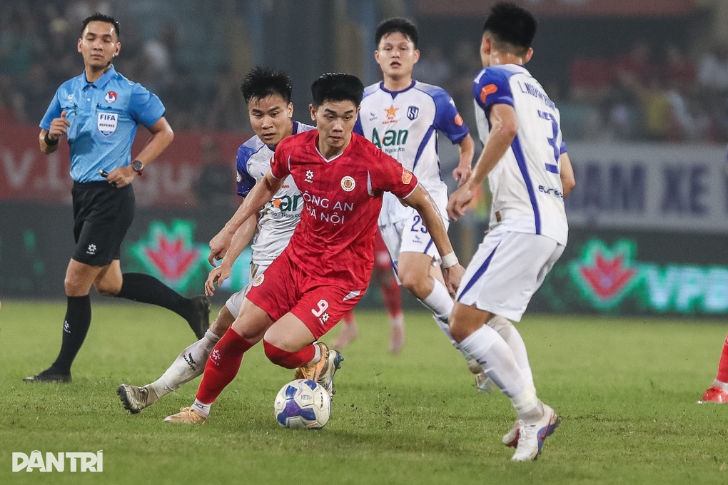 Đình Bắc lập hat-trick, CLB Công an Hà Nội tiến gần ngôi vô địch - 1 Đình Bắc lập hat-trick, CLB Công an Hà Nội tiến gần ngôi vô địch - 1
