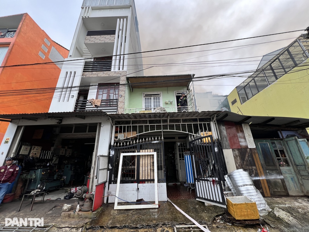 Căn nhà trong hẻm ở Đà Lạt bốc cháy dữ dội - 1