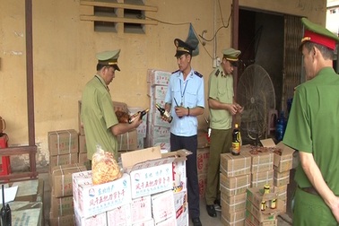 Bắt giữ số lượng lớn củ cải, nước tương nhập lậu Trung Quốc
