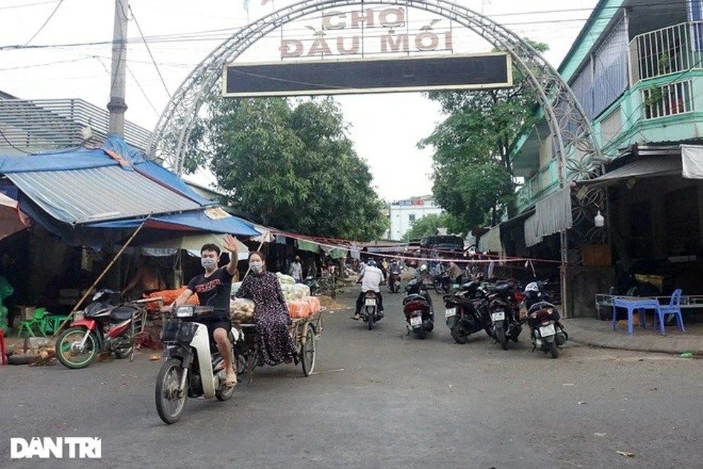 Tiêm vắc xin Covid-19 cho 1.000 tiểu thương chợ đầu mối lớn nhất Nghệ An - 1 Tiêm vắc xin Covid-19 cho 1.000 tiểu thương chợ đầu mối lớn nhất Nghệ An - 1