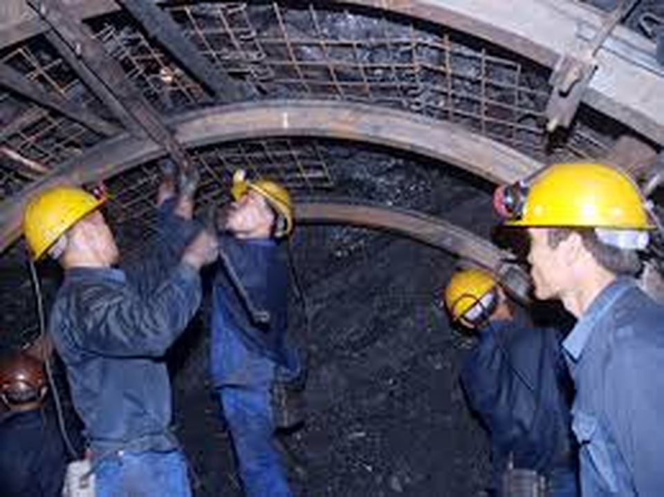 Cứu hộ thành công 6 công nhân mắc kẹt trong lò than - 1 Cứu hộ thành công 6 công nhân mắc kẹt trong lò than - 1