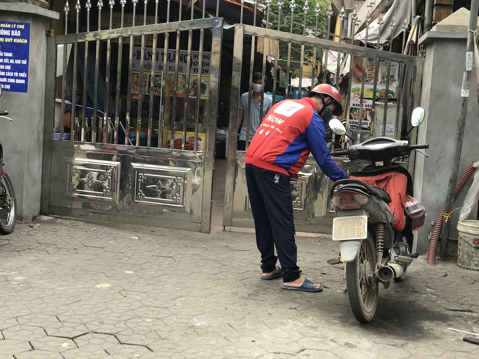 Chuyện thời Covid-19: Quán hàng không tiếp khách chỉ tiếp mỗi shipper - 2 Chuyện thời Covid-19: Quán hàng không tiếp khách chỉ tiếp mỗi shipper - 2