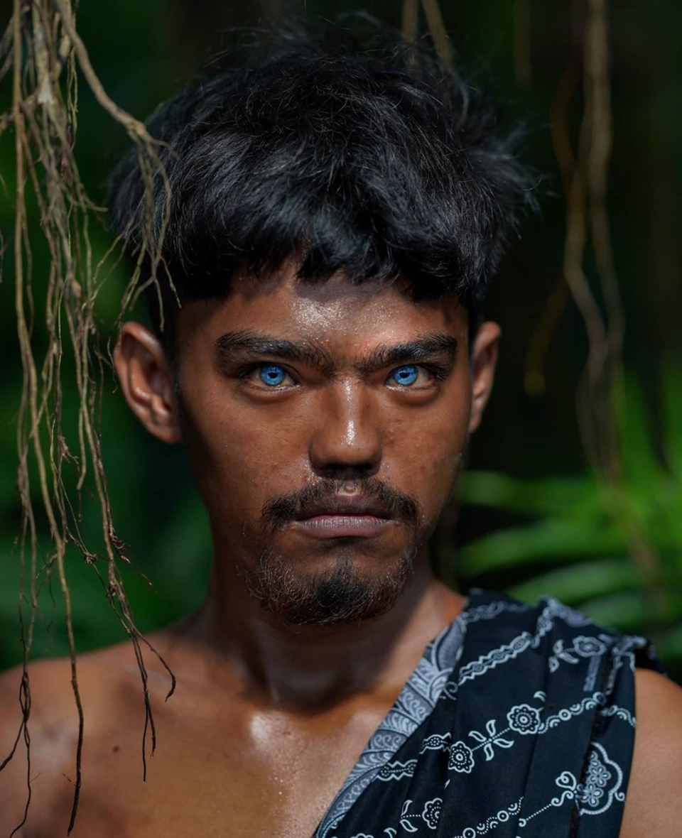 Kỳ lạ bộ tộc có đôi mắt xanh cực hiếm ở Indonesia - 8