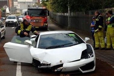 Đâm hỏng siêu xe Gallardo ngay khi lái thử 