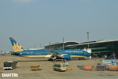 Bất ngờ vì TPHCM "bỏ ngỏ" việc kiểm soát dịch Covid-19 với người nhập cảnh