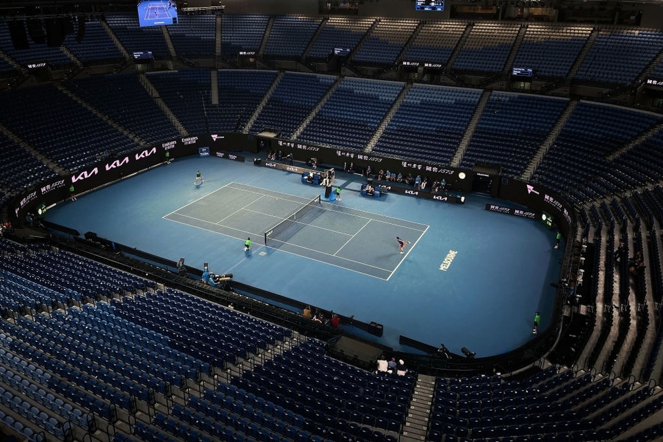 Djokovic phải dừng thi đấu để khán giả rời sân - 15 Djokovic phải dừng thi đấu để khán giả rời sân - 15