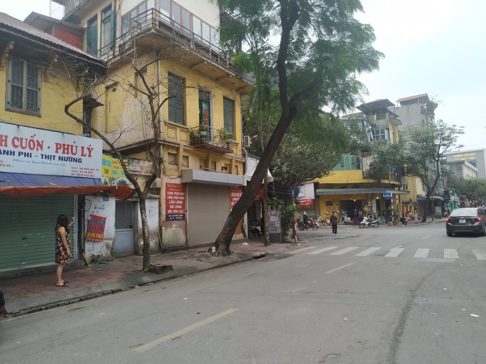 Điểm nóng Covid-19 tại Hà Nội: Hàng quán đóng cửa, phố xá vắng hoe - 2 Điểm nóng Covid-19 tại Hà Nội: Hàng quán đóng cửa, phố xá vắng hoe - 2