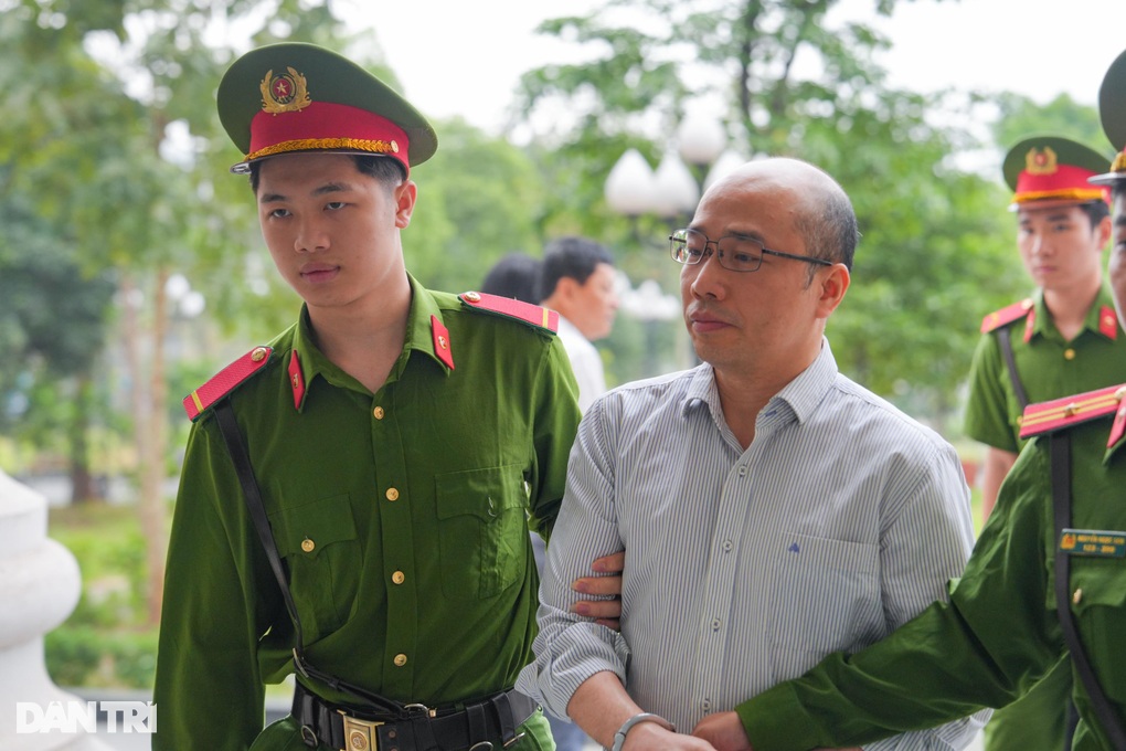 Cựu Thứ trưởng Bộ Công Thương Hoàng Quốc Vượng hầu tòa - 2 Cựu Thứ trưởng Bộ Công Thương Hoàng Quốc Vượng hầu tòa - 2