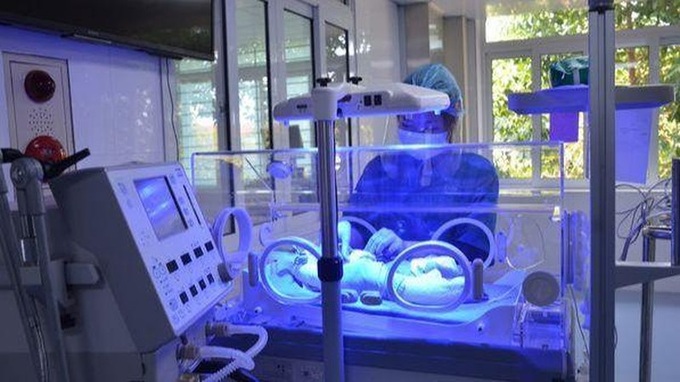Bệnh nhi H.A.T (huyện Sơn Động, tỉnh Bắc Giang) được bác sĩ chăm sóc tại phòng điều trị tích cực.