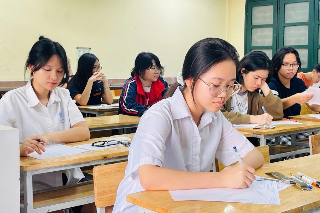 Trường THPT “hot” cuối cùng của Hà Nội thi vào lớp 10, căng thẳng 1 chọi 10 - 1 Trường THPT “hot” cuối cùng của Hà Nội thi vào lớp 10, căng thẳng 1 chọi 10 - 1