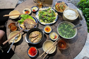 Bán 2 chai rượu mận giá 700.000 đồng, quán ở Lào Cai bị phạt 2 triệu đồng