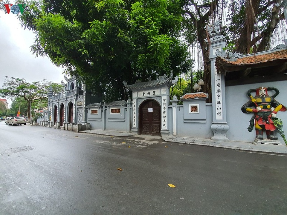 Nhiều người đi lễ Phủ Tây Hồ trong ngày đầu nới lỏng cách ly xã hội - 17 Nhiều người đi lễ Phủ Tây Hồ trong ngày đầu nới lỏng cách ly xã hội - 17