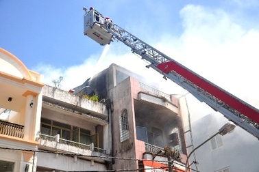 Cháy lớn ở cửa hàng mỹ phẩm, người dân khiêng ô tô chạy lửa