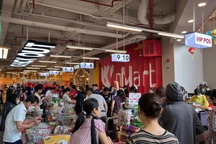 Người dân vét sạch rau, thịt, siêu thị cháy hàng trước siêu bão Yagi