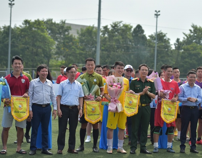 Ông Vũ Hải Quang - Phó Tổng Giám đốc Đài Tiếng nói Việt Nam (thứ 2 từ trái sang) trao cờ lưu niệm cho đại diện đội bóng