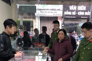 Hà Nội: "Mượn" vàng cho người nhà xem rồi chiếm đoạt tài sản