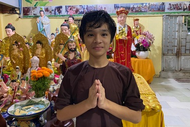 Chú tiểu mồ côi bị điếc đột ngột đã đi học sau khi được bạn đọc giúp đỡ