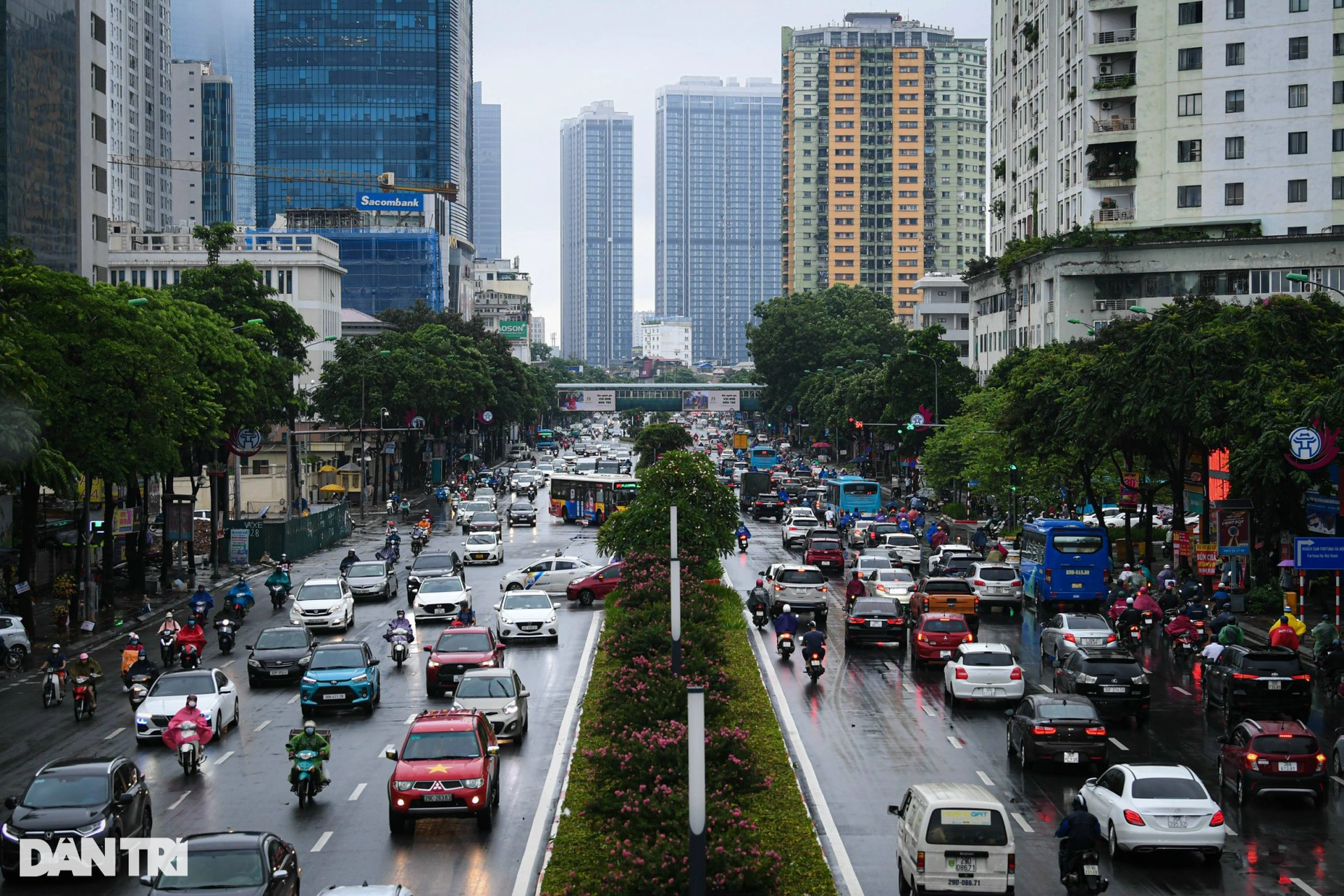 Mưa lớn do ảnh hưởng bão số 2: Giao thông Hà Nội tê liệt, ùn tắc kéo dài - 10 Mưa lớn do ảnh hưởng bão số 2: Giao thông Hà Nội tê liệt, ùn tắc kéo dài - 10