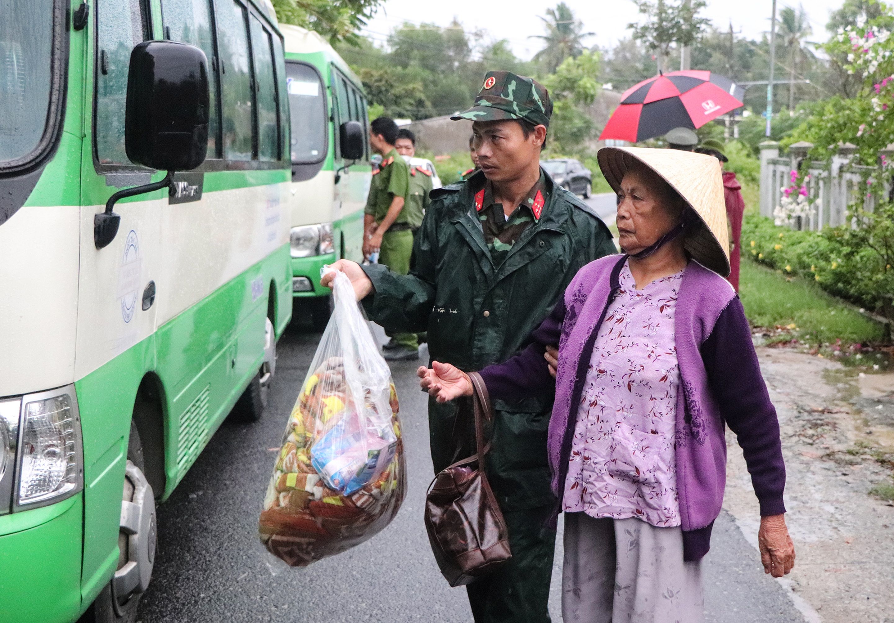 Người dân Quảng Nam vội vã di tản về nơi an toàn trước khi bão số 4 đổ bộ - 6 Người dân Quảng Nam vội vã di tản về nơi an toàn trước khi bão số 4 đổ bộ - 6