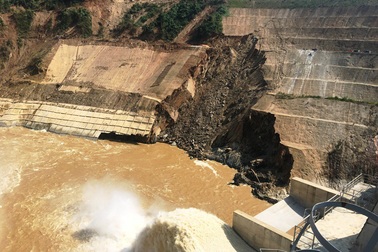 Sạt trượt mái đào hạ lưu đập thủy điện Trung Sơn