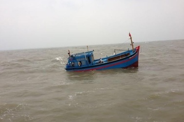 Tàu hàng đâm chìm tàu cá, bỏ mặc 6 ngư dân chới với dưới biển