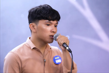 "Bản sao" Phan Mạnh Quỳnh bị kẹt ở quê vì bão Noru