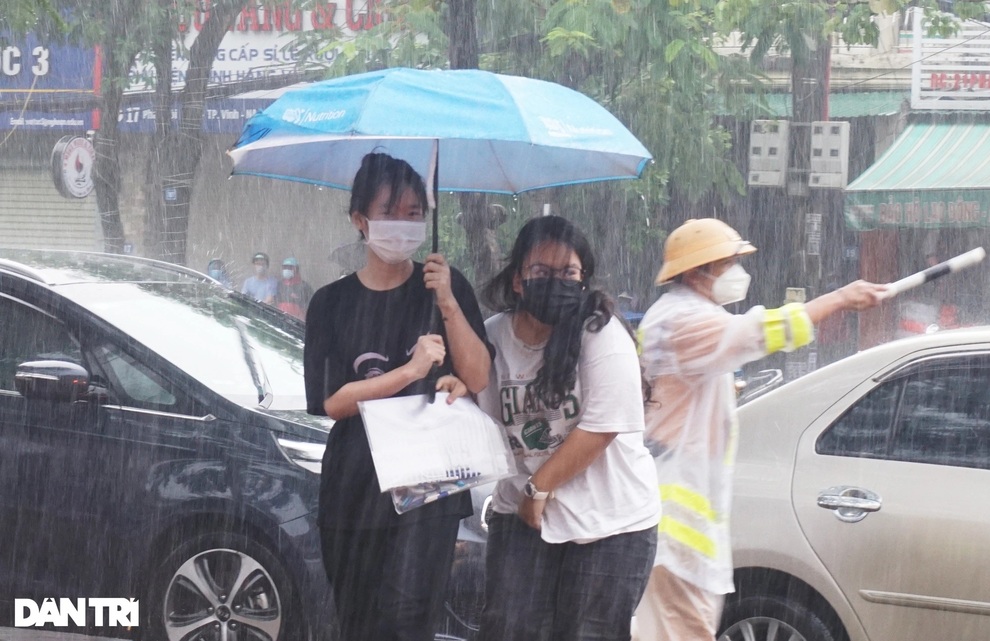 Nghệ An: Thí sinh đội mưa tầm tã đi thi - 3 Nghệ An: Thí sinh đội mưa tầm tã đi thi - 3