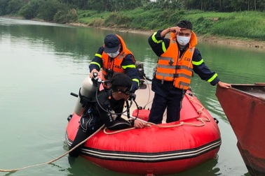 Xuyên đêm dầm mình trong giá rét tìm kiếm nạn nhân đuối nước