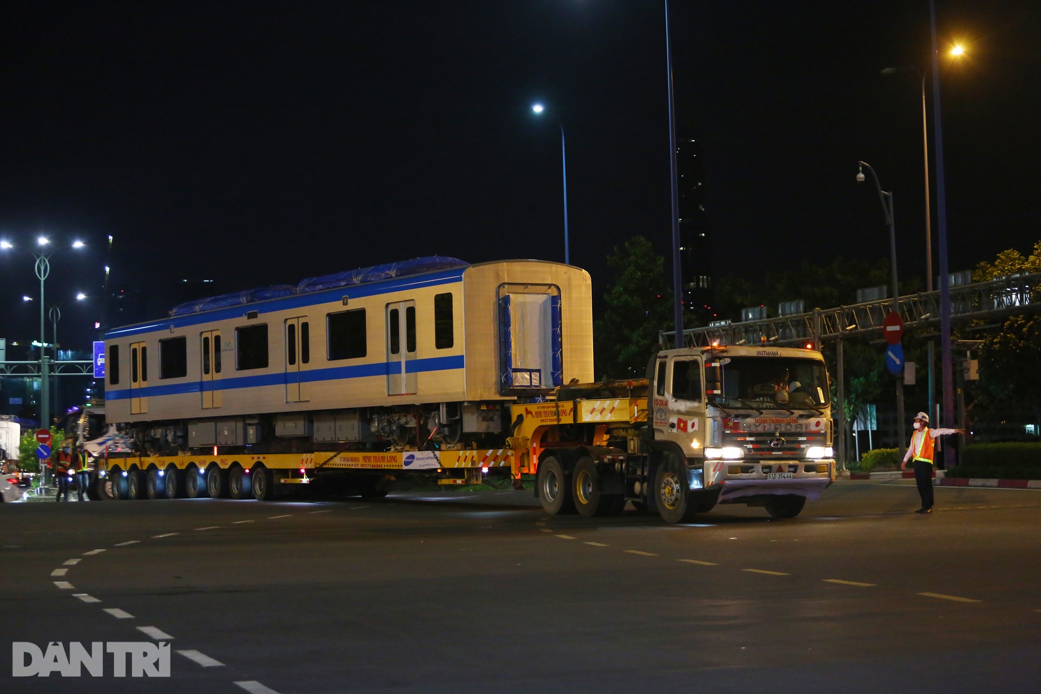 Xe siêu trọng xuyên đêm vận chuyển 3 toa tàu Metro số 1 về Depot Long Bình - 12