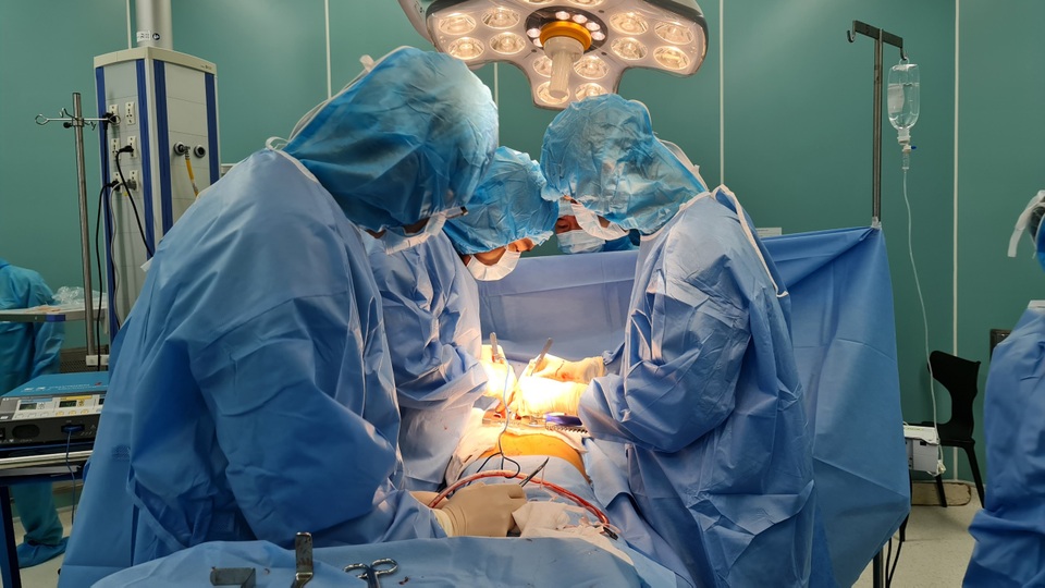 Tự gây thương tích, bệnh nhân nhập viện với cây kéo đâm xuyên cổ - 2 Tự gây thương tích, bệnh nhân nhập viện với cây kéo đâm xuyên cổ - 2