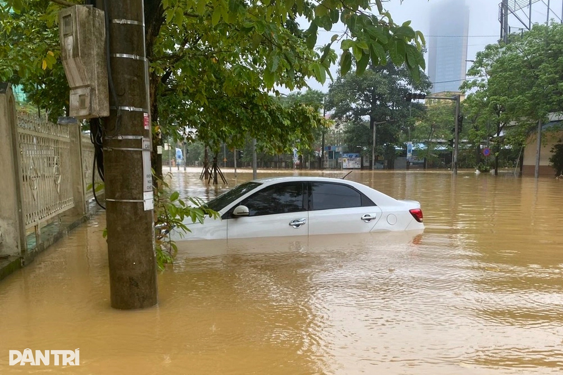 Lũ bao vây Kinh thành Huế, đường vào Đại nội nước chảy cuồn cuộn - 10 Lũ bao vây Kinh thành Huế, đường vào Đại nội nước chảy cuồn cuộn - 10