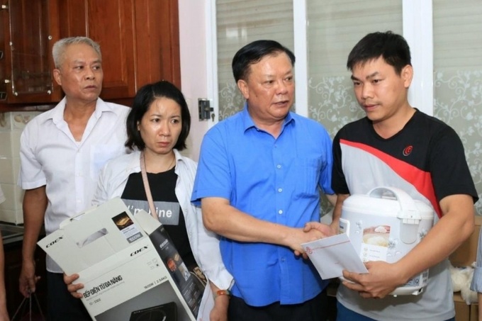 Bí thư Thành ủy Hà Nội Đinh Tiến Dũng trao quà hỗ trợ và tặng đồ dùng thiết yếu cho các nạn nhân trong vụ cháy chung cư mini.