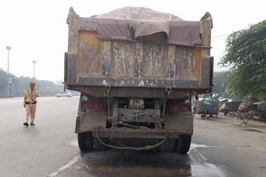 Hà Nội: Truy quét xe quá khổ, quá tải trên đường gom Đại lộ Thăng Long