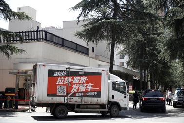 Nhân viên rời lãnh sự quán Mỹ ở Thành Đô trước giờ đóng cửa