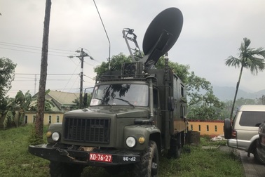 Bộ đội cùng xe đặc chủng đến gần công trình thủy điện nghi sạt lở